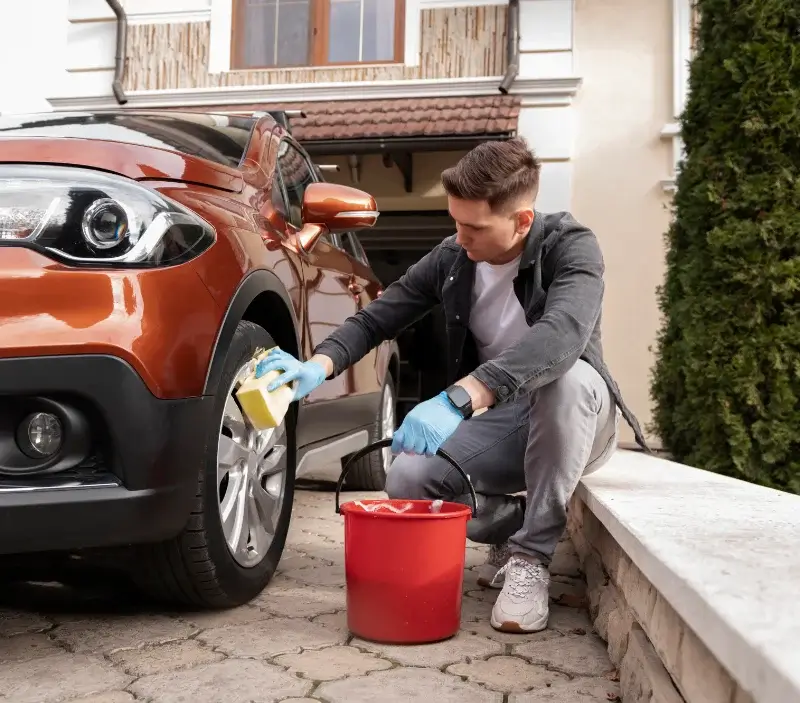 Lavage auto à domicile Soissons-sur-Nacey : professionnel intervenant sur un véhicule